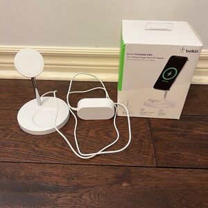 Belkin MagSafe Charging Stand in White